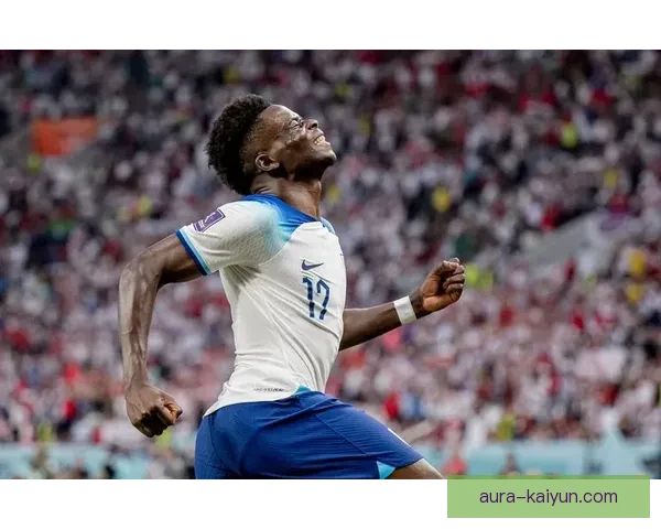 英格兰队新一代边锋萨卡本赛季表现稳健，持续提升进攻影响力